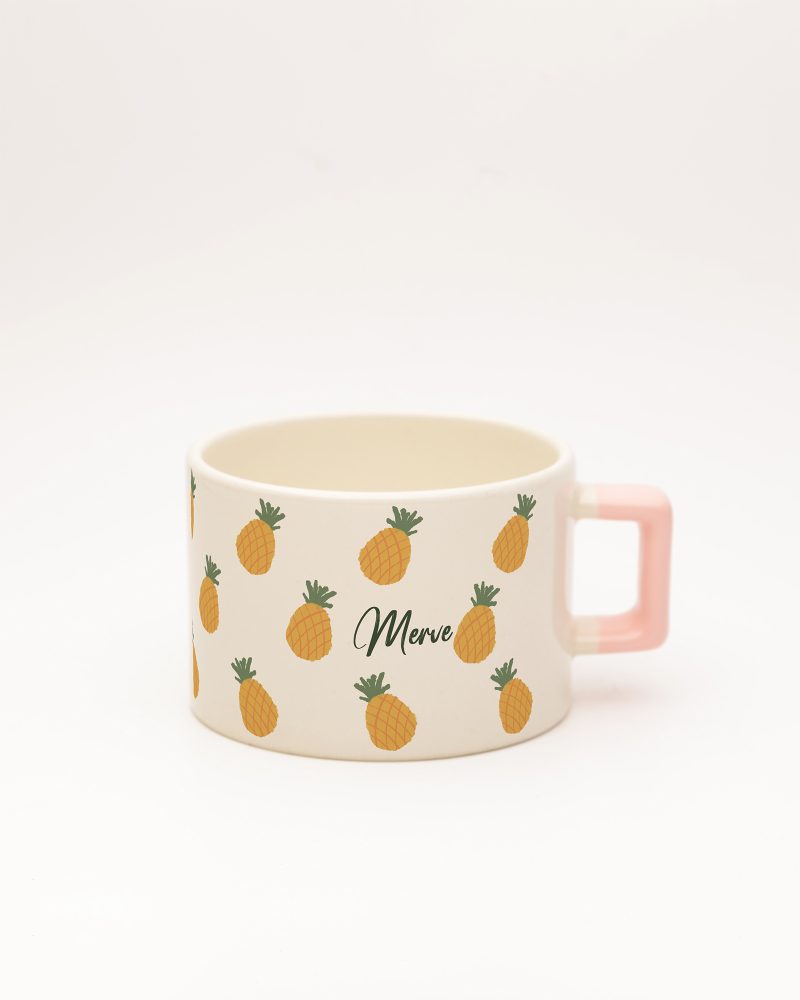 Toz Pembe kulplu Ananas Desenli Fincan, ön yüz