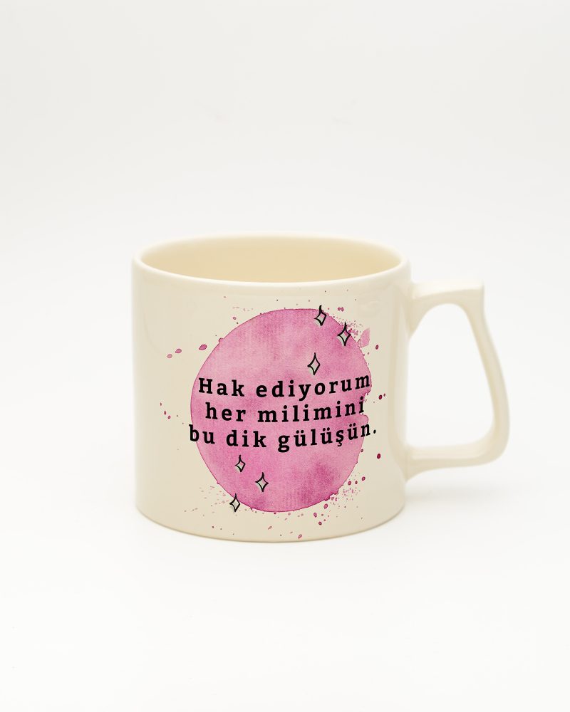 Krem Dik Gülüş Kupa, ön yüz