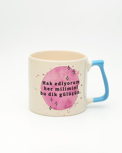 Mavi kulplu Dik Gülüş Kupa, ön yüz