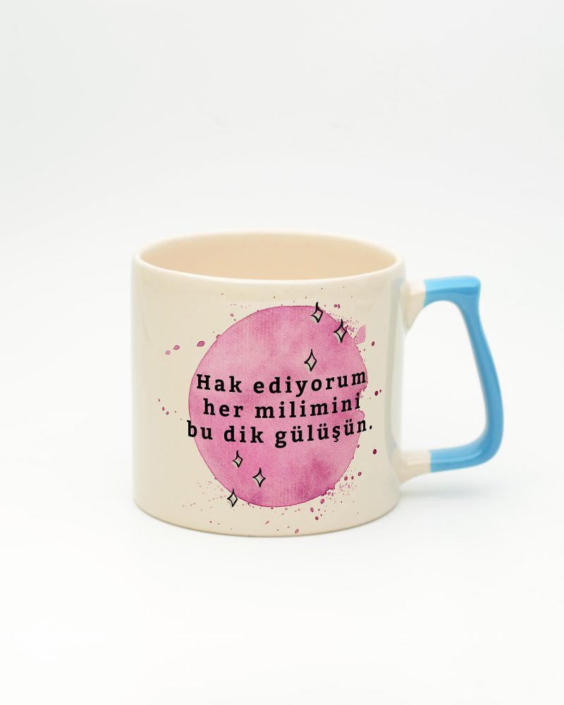 Mavi kulplu Dik Gülüş Kupa, ön yüz
