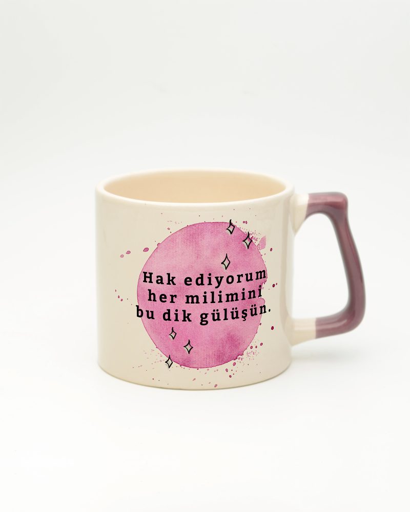 Mor kulplu Dik Gülüş Kupa, ön yüz