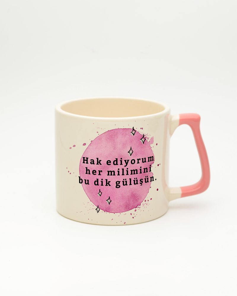 Pembe kulplu Dik Gülüş Kupa, ön yüz