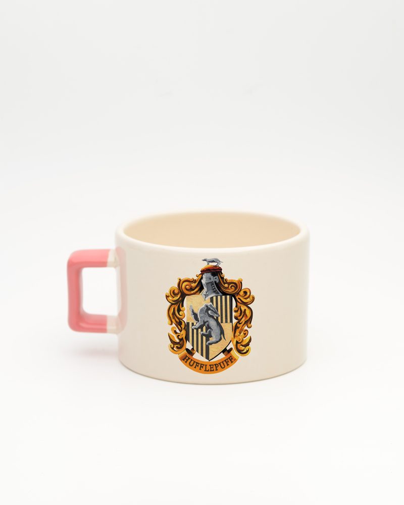 Pembe kulplu Hufflepuff İsimli Fincan, arka yüz