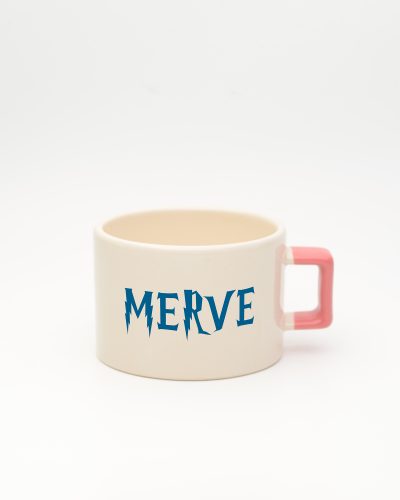 Pembe kulplu Ravenclaw İsimli Fincan, ön yüz