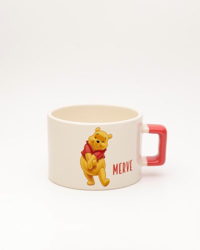 Kırmızı kulplu Winnie İsimli Fincan, ön yüz