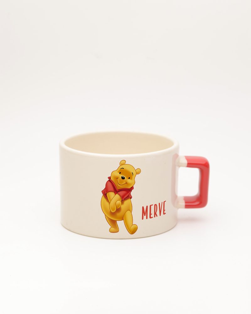 Kırmızı kulplu Winnie İsimli Fincan, ön yüz