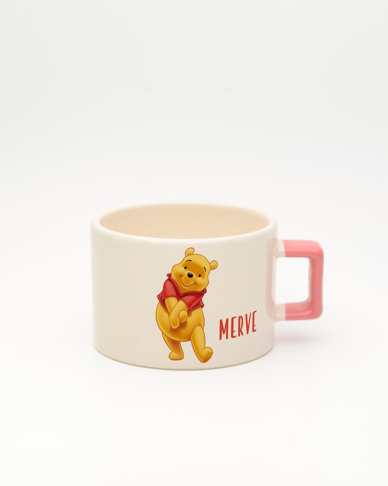 Pembe kulplu Winnie İsimli Fincan, ön yüz
