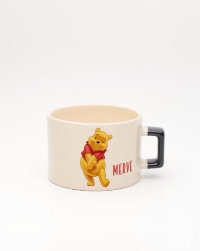 Siyah kulplu Winnie İsimli Fincan, ön yüz