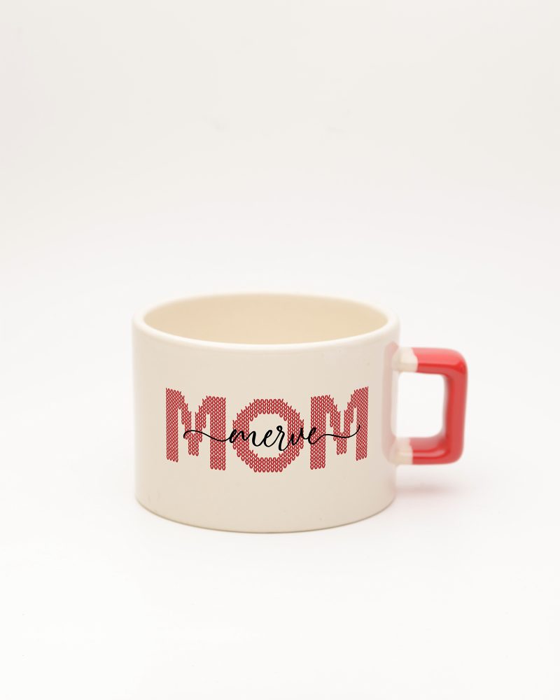 Kırmızı kulplu Mom İsimli Fincan, ön yüz