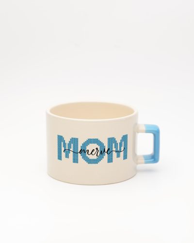 Mavi kulplu Mom İsimli Fincan, ön yüz
