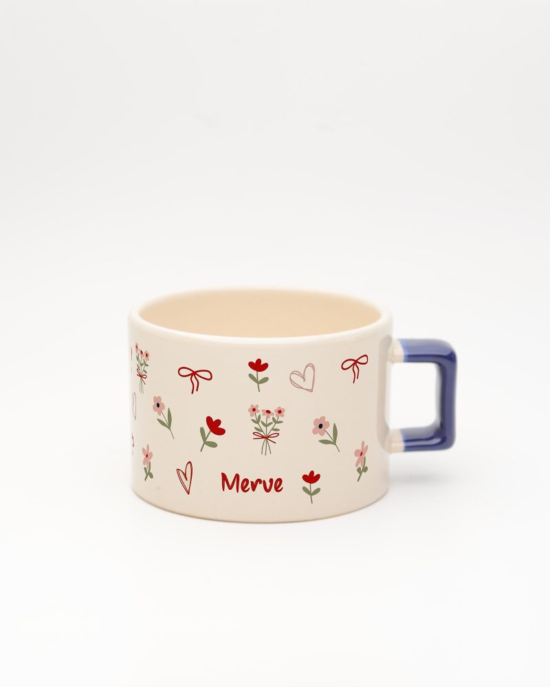 Lacivert kulplu Pembe Çiçekli İsimli Fincan, ön yüz