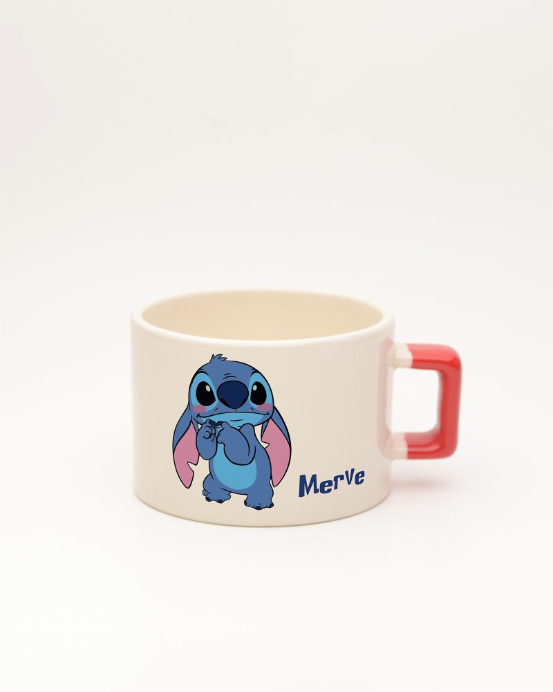 Kırmızı kulplu Stitch İsimli Fincan, ön yüz