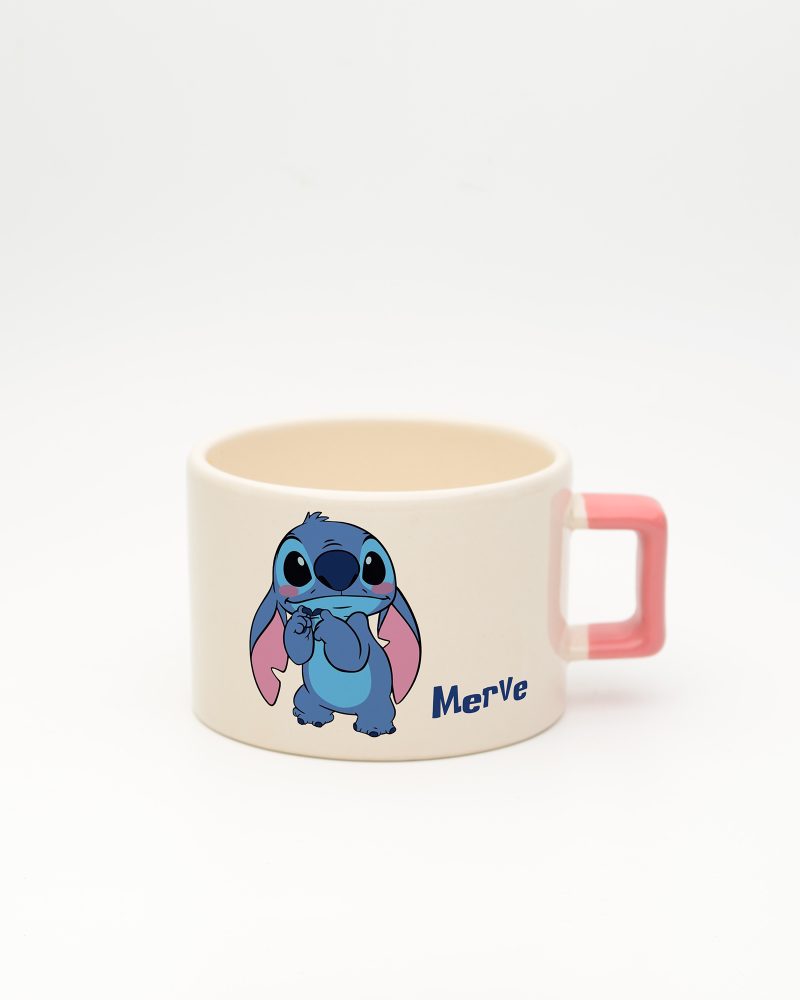 Pembe kulplu Stitch İsimli Fincan, ön yüz