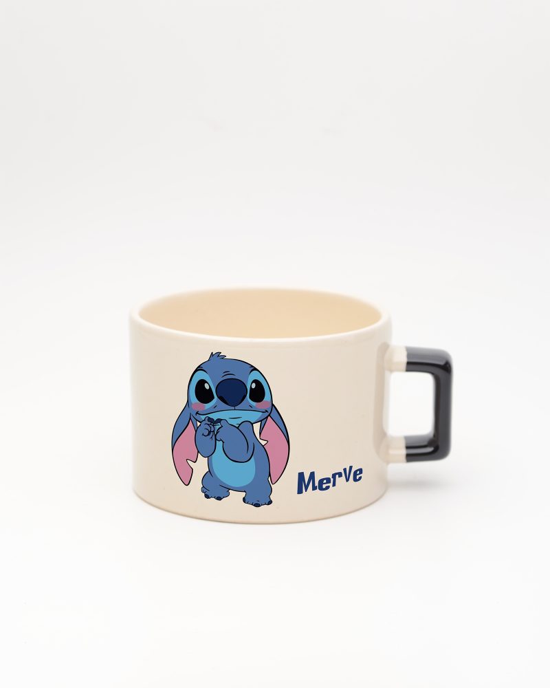 Siyah kulplu Stitch İsimli Fincan, ön yüz