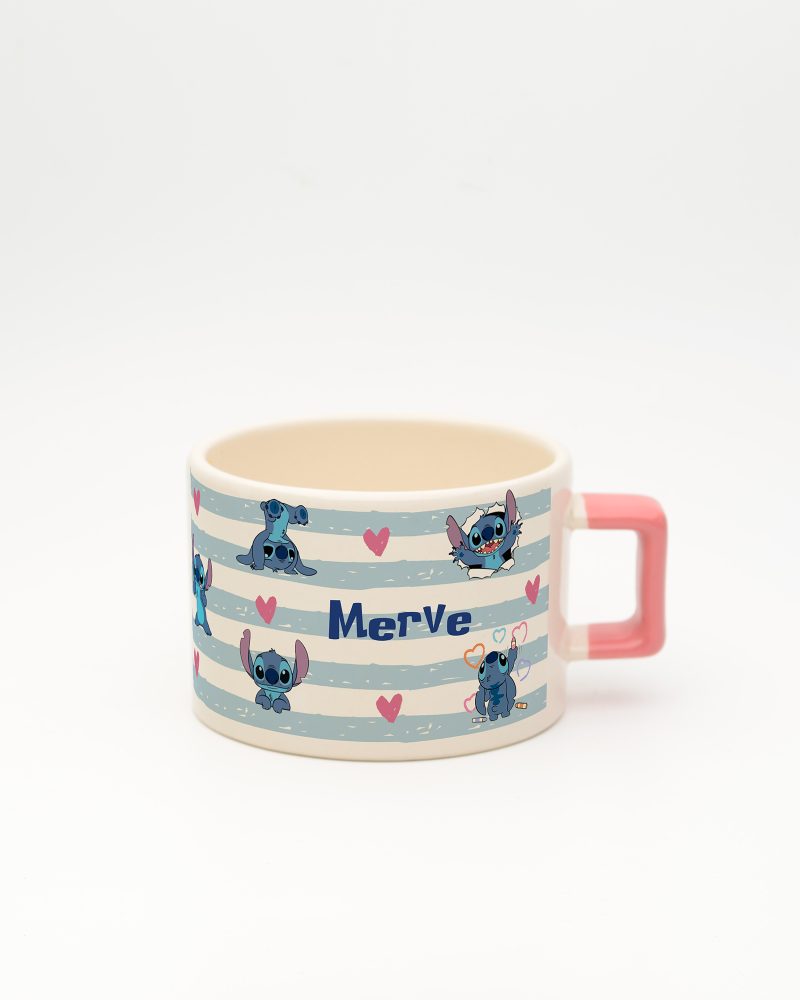 Pembe kulplu Stitch İsimli Fincan v2, ön yüz