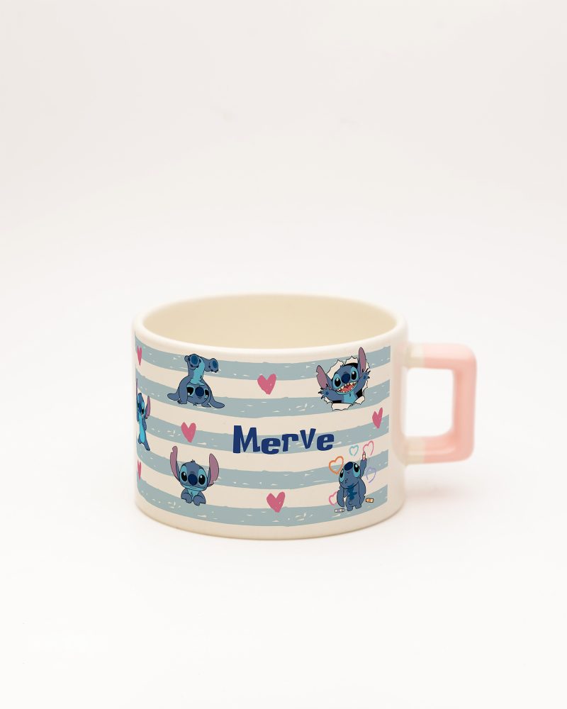 Toz Pembe kulplu Stitch İsimli Fincan v2, ön yüz