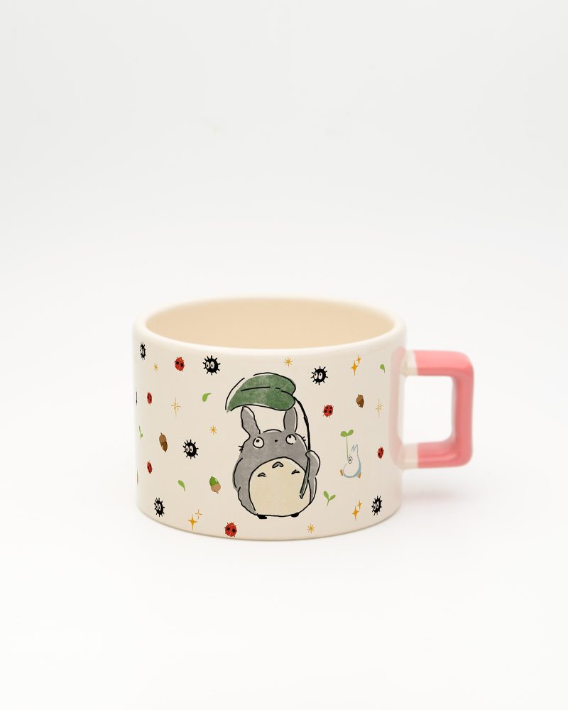Pembe kulplu Totoro Temalı İsimli Fincan, ön yüz
