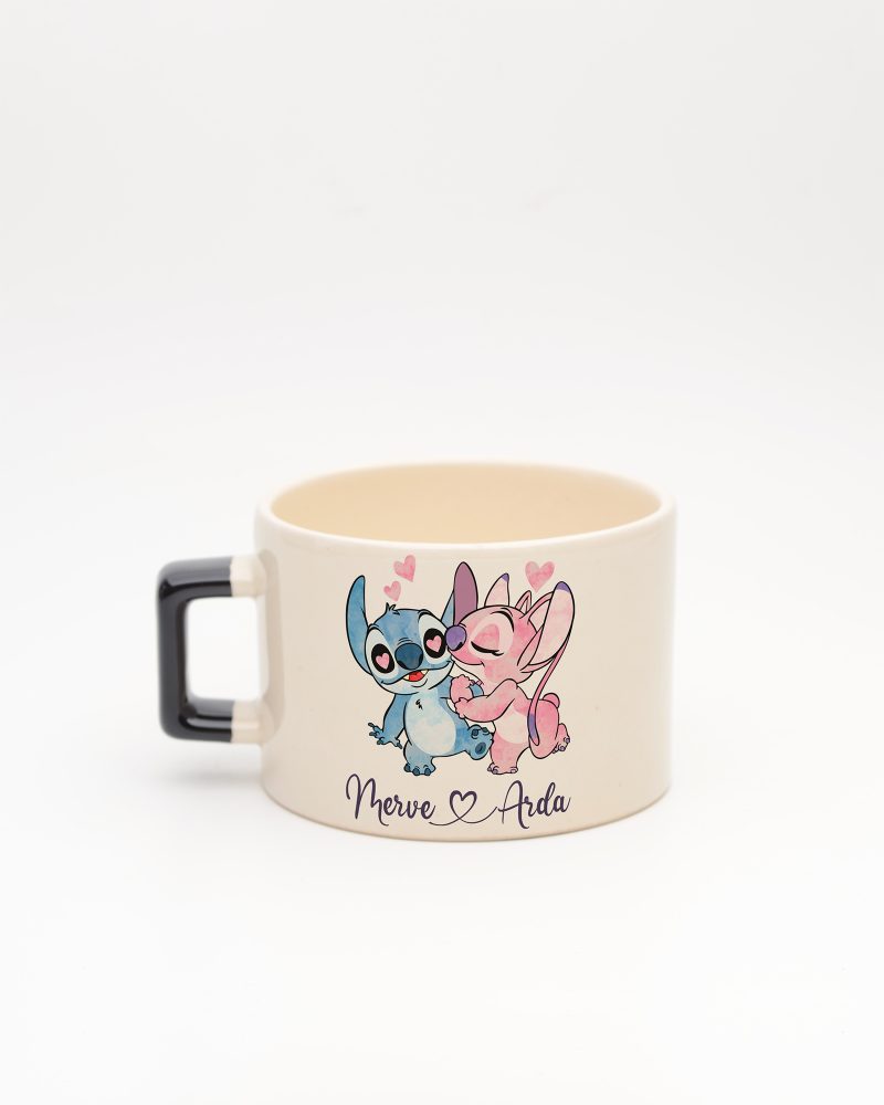 Siyah kulplu Stitch & Angel İsimli Fincan, arka yüz