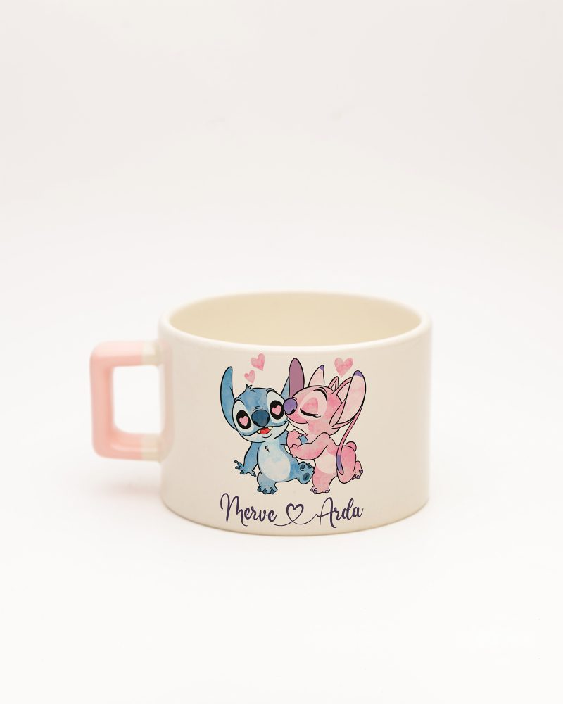 Toz Pembe kulplu Stitch & Angel İsimli Fincan, arka yüz