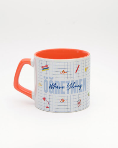 Turuncu kulplu ve içi turuncu Kareli Defter Temalı İsimli Öğretmen Moka Kupa, arka yüz (kulp solda)