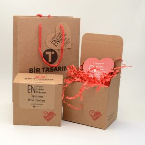 Öğretmenler Günü’ne özel paket: isme özel kalp kartlı poşet, isme özel kutu etiketi ve Öğretmenler Günü’ne özel magnet