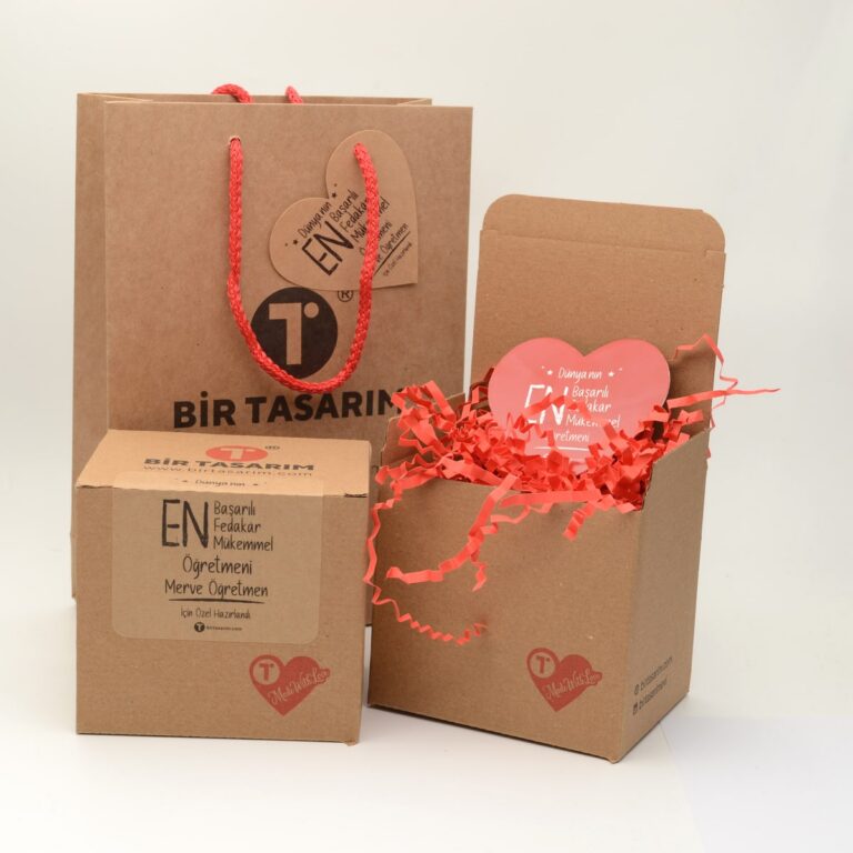 Öğretmenler Günü’ne özel paket: isme özel kalp kartlı poşet, isme özel kutu etiketi ve Öğretmenler Günü’ne özel magnet