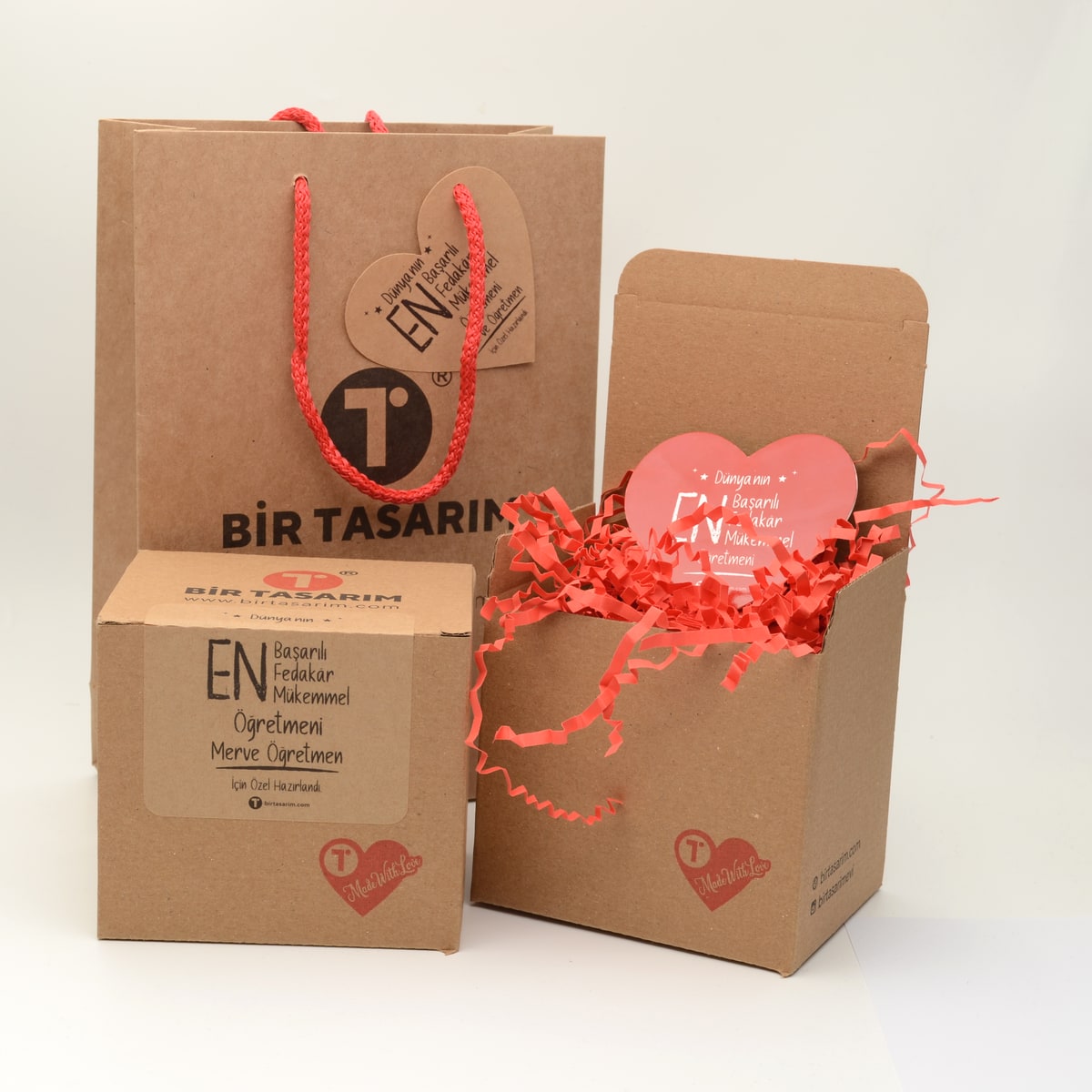 Öğretmenler Günü’ne özel paket: isme özel kalp kartlı poşet, isme özel kutu etiketi ve Öğretmenler Günü’ne özel magnet