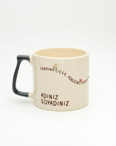 Siyah kulplu Yıldızlı Pekiyi İsimli Gala Kupa, arka yüz (kulp solda)